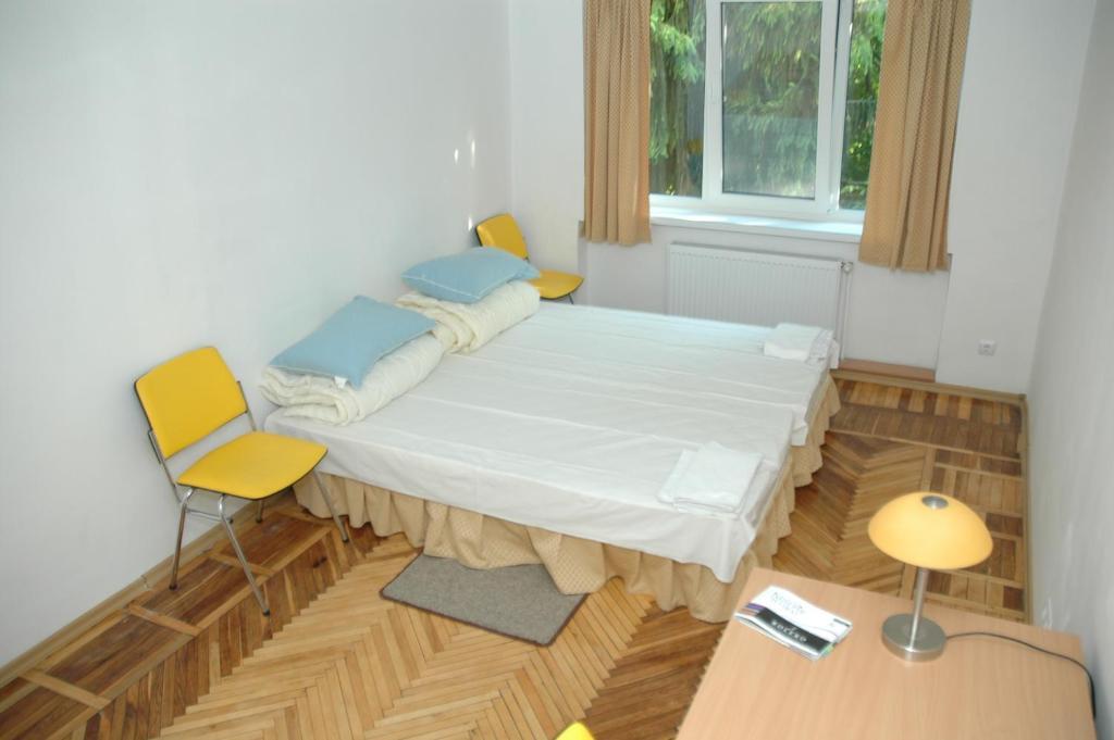 Yellow House Hostel Лвив Стая снимка