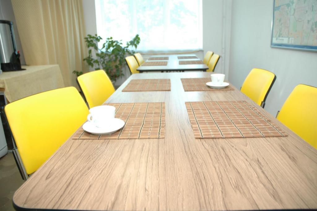 Yellow House Hostel Лвив Екстериор снимка