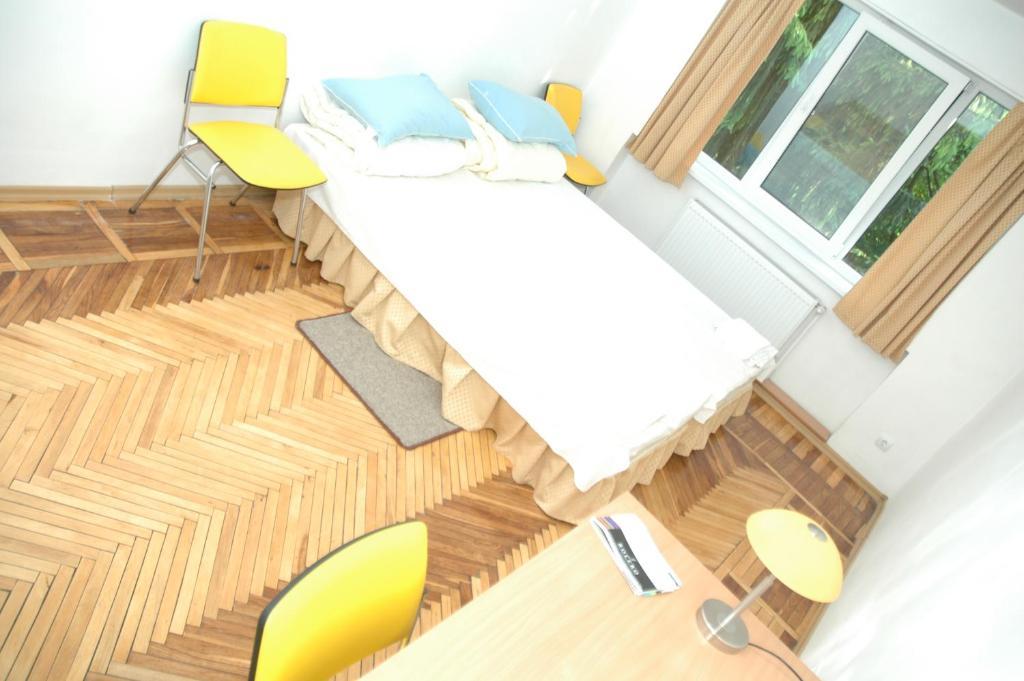 Yellow House Hostel Лвив Стая снимка